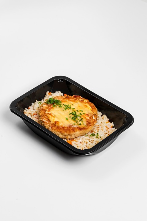 Биточек куриный, запечённый с сыром и рисом