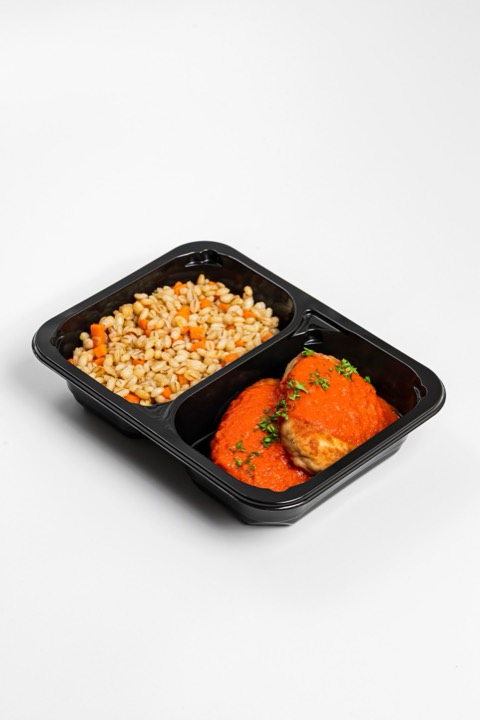 Крупа перловая с куриной котлетой и томатным соусом